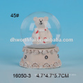 Resina personalizada globo de agua de nieve con estatuilla de oso blanco